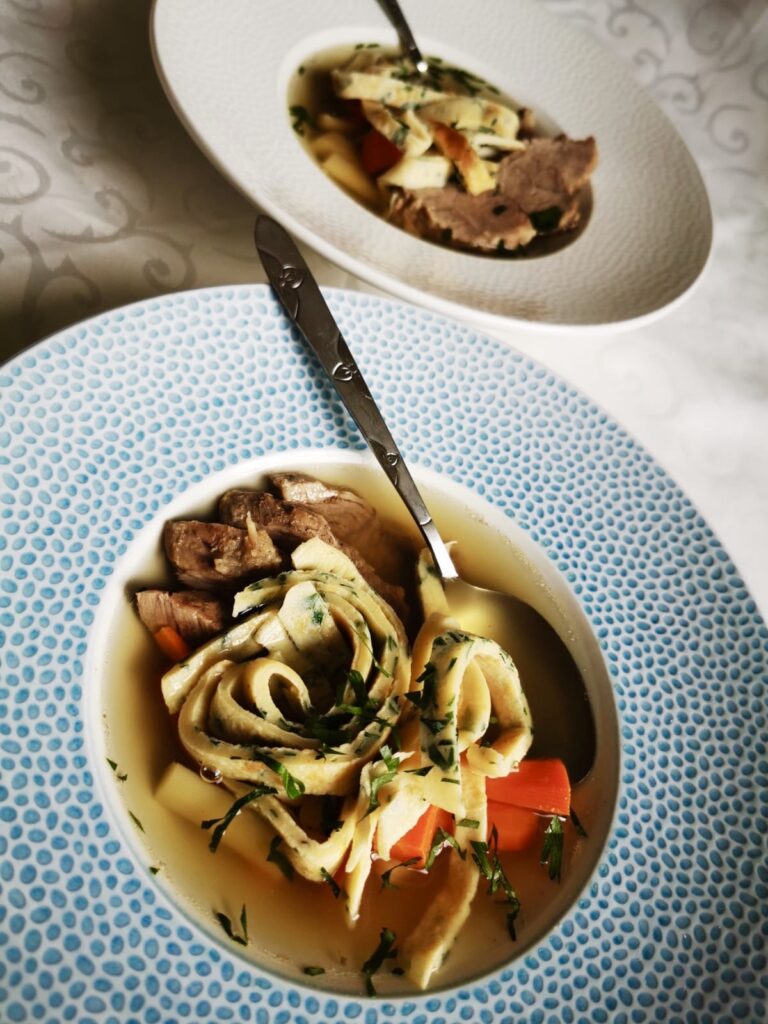 Ja osobne rád varím hovädzí vývar s celestínskymi v tlakovom hrnci. Ušetrí to čas, všetko je primerane uvarené a presne viete, kedy ho máte vypnúť