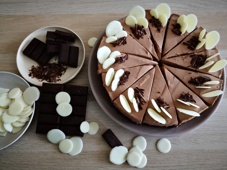 V dnešnej uponáhľanej dobe prídu chvíle, keď si v kaviarni sadnete, dáte si svoju obľúbenú kávu a k nej vynikajúci koláč čokoládovo-tvarohovú tortu