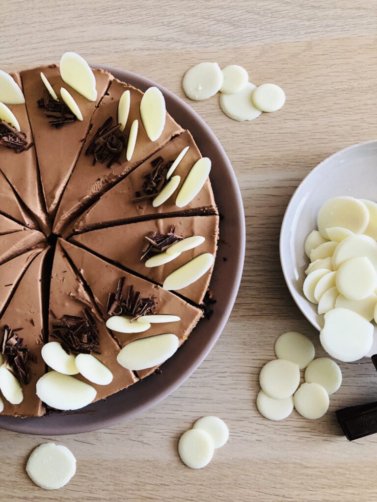 V dnešnej uponáhľanej dobe prídu chvíle, keď si v kaviarni sadnete, dáte si svoju obľúbenú kávu a k nej vynikajúci koláč čokoládovo-tvarohovú tortu