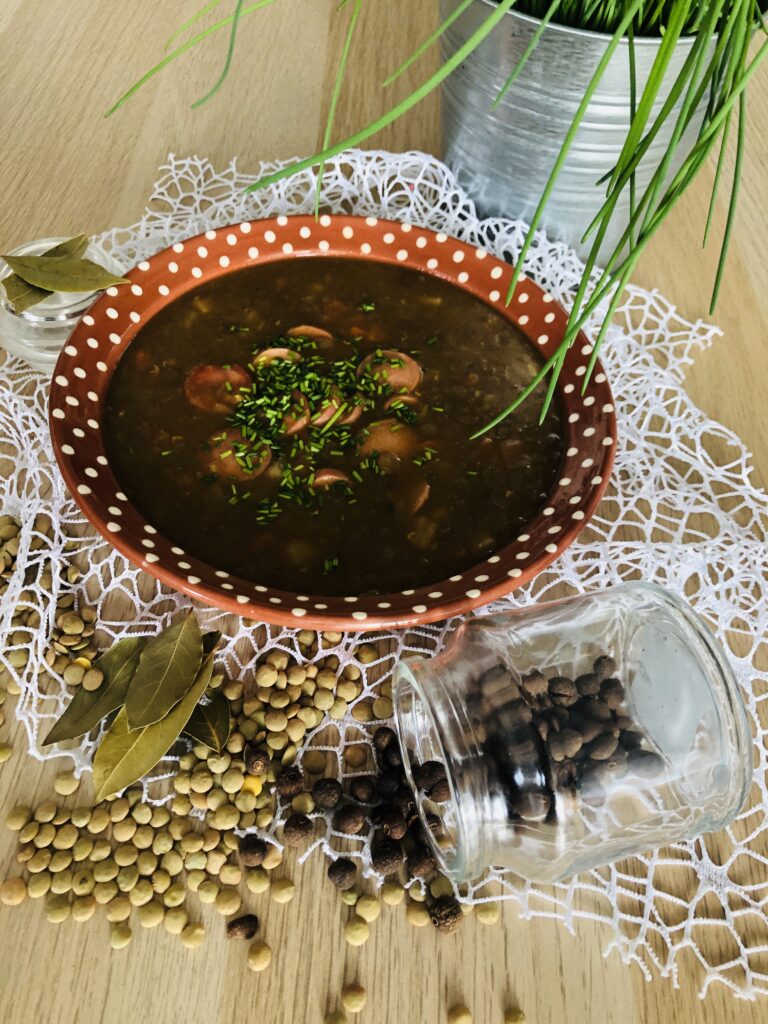 Šošovicová polievka s párkom