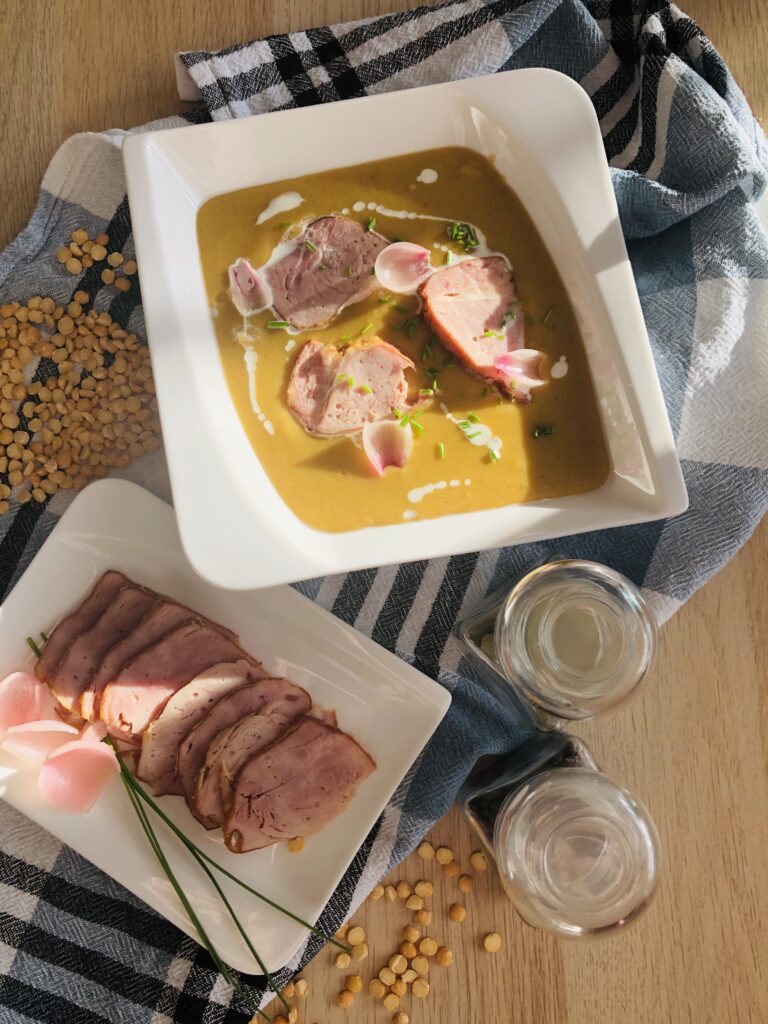 Na čerstvý zelený hrášok si ešte musíme chvíľku počkať. Môžeme ho, ale nahradiť suchým hrachom, ktorý je výborný na hrachový prívarok s udeným mäsom