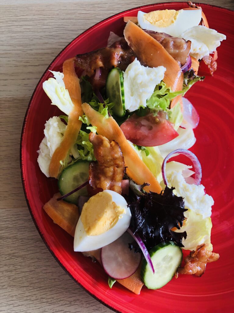 Už je to tu. Oteplilo sa nám, jarná zelenina už rastie v plnom prúde, už to len treba využiť. Pripravme si Šalát so zeleninou, vajíčkom, horčicovo - medový dressing