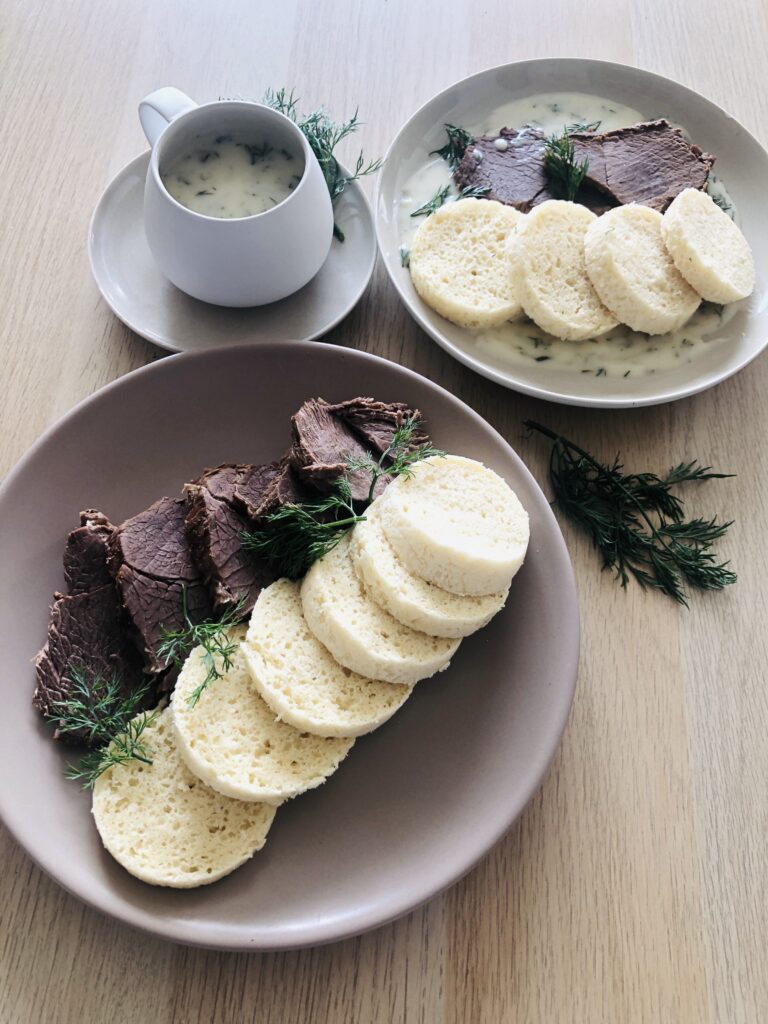 V záhrade bol vyrastený aj prvý kôpor. Tak sme sa rozhodli, že si pripravíme Hovädzie mäso s kôprovou omáčkou a parenou knedľou