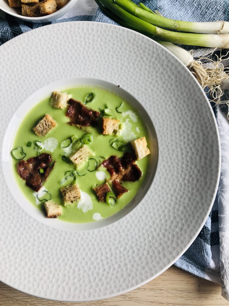 Chceli by ste si pripraviť dobrý hráškový krém, slaninový chips, krutóny? Bojíte sa, že by stratil svoju farbu ? S týmto receptom sa nemáte, čoho báť.