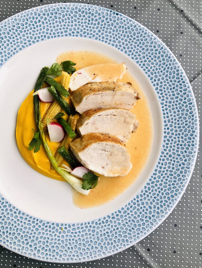 Zdá sa vám, že niekedy jednoduché recepty vyzerajú veľmi zložito? Tento recept je úplne jednoduchý Pečené kuracie prsia, mrkvovo - kokosové pyré