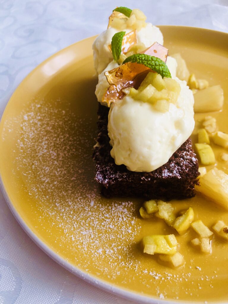 Máte radi sladké ? Tešíte sa z toho, keď môžete doma upiecť dobrý koláč? Čokoládový piškót, mousse z bielej čokolády, karamelizované jablká a ananás