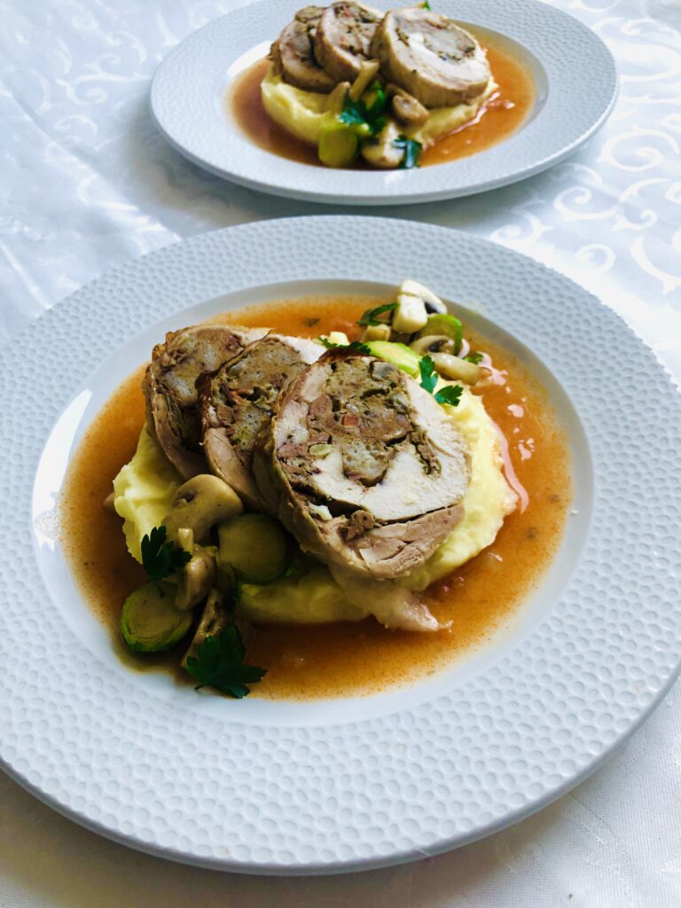 Či už kuraciu roládu, zemiakové pyré pripravíte dnes, zajtra alebo v nedeľu, je na vás..Určite urobíte radosť celej rodine, ktorá teraz drží pokope.