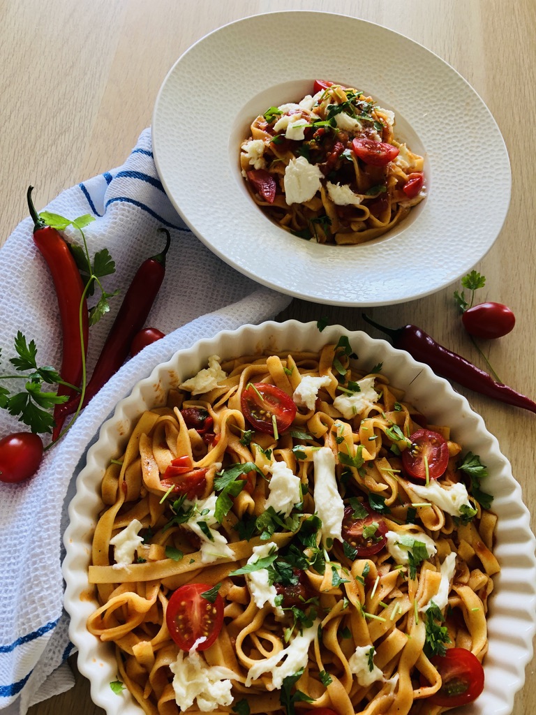 Mal som chuť na niečo pikantné a keďže som milovník paradajok, urobil som bezlepkové cestoviny s paradajkovou omáčkou.