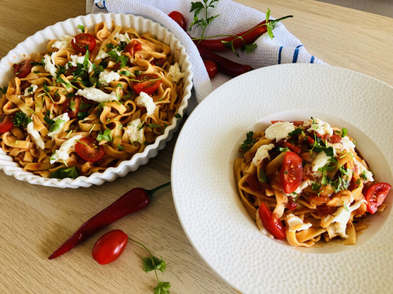 Mal som chuť na niečo pikantné a keďže som milovník paradajok, urobil som bezlepkové cestoviny s paradajkovou omáčkou.