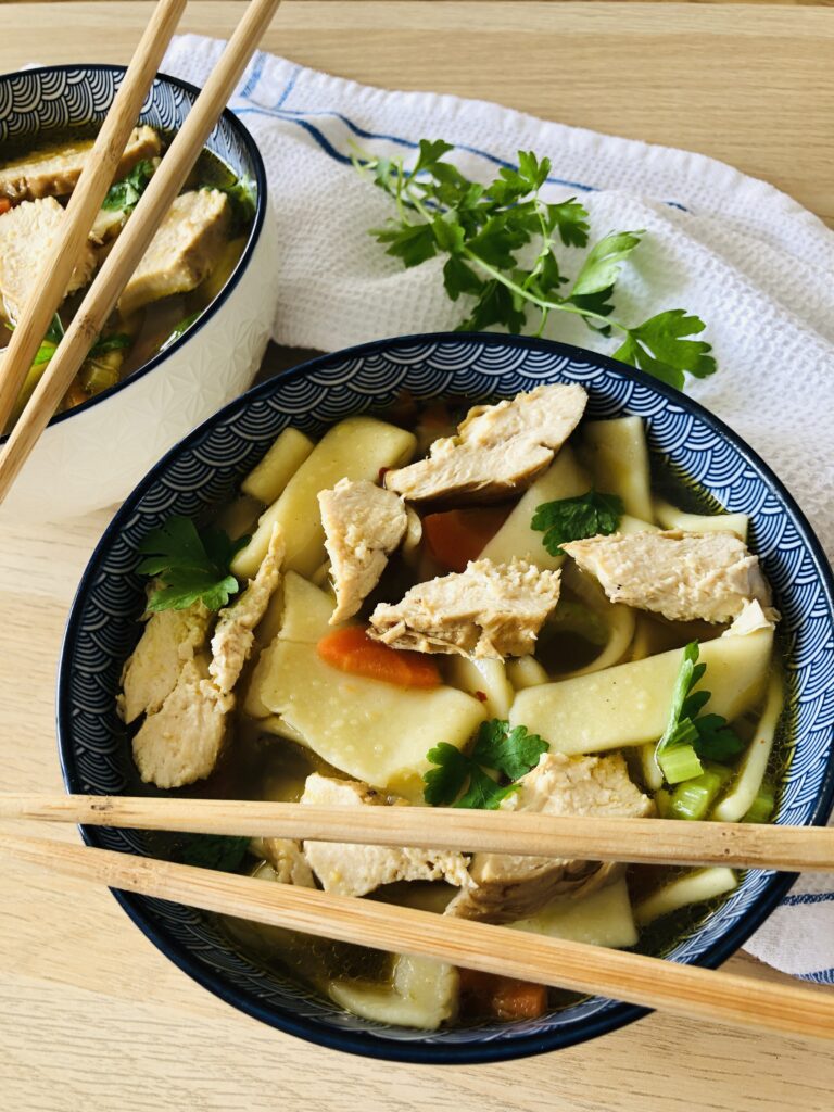 Keďže my milujeme husté polievky, ktoré nás dokážu zasýtiť, tentokrát padla jasná voľba na hustú kuraciu polievku. Také máme všetci doma najradšej a polievky celkovo varíme často. A to akékoľvek. Už mám teraz veľa nápadov na rôzne, ktoré chcem v budúcnosti pripraviť.