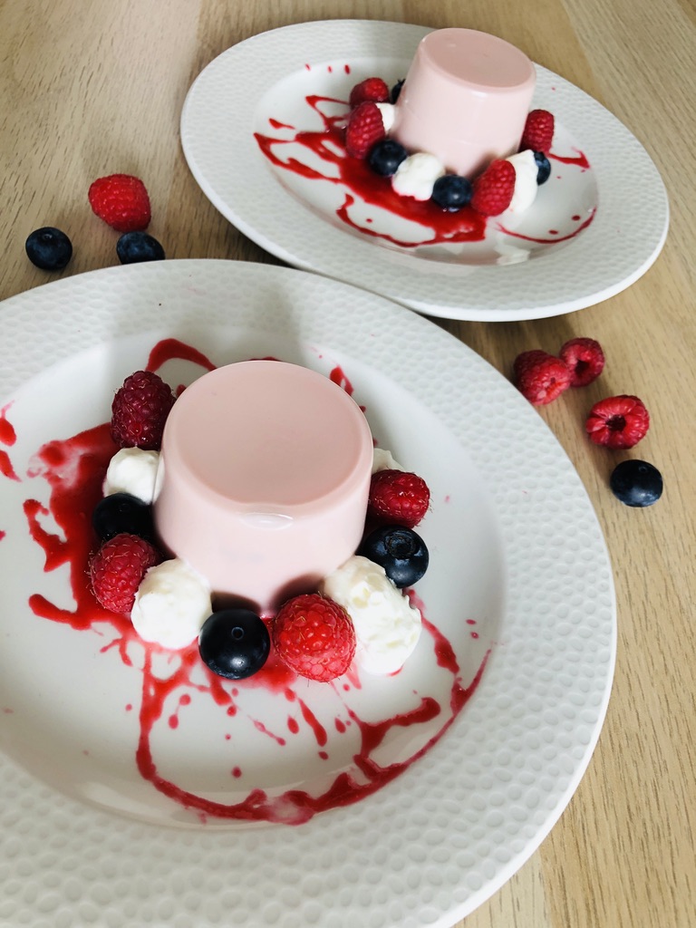 Dnes úplne jednoduchý dezert, ktorý zvládne každý. Panna Cotta s lesného ovocia nielen dobre vyzerá, ale aj vynikajúco chutí. Poznám veľa priateľov, ktorí tento dezert milujú.