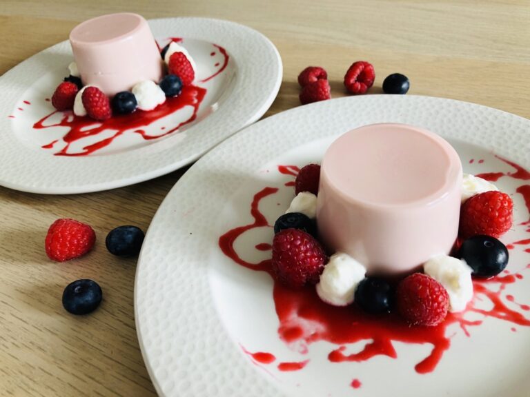 Dnes úplne jednoduchý dezert, ktorý zvládne každý. Panna Cotta s lesného ovocia nielen dobre vyzerá, ale aj vynikajúco chutí. Poznám veľa priateľov, ktorí tento dezert milujú.