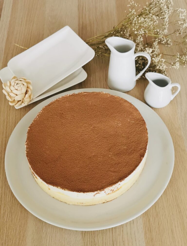 Aj obyčajný krémeš môže mať trochu slávnostnejší nádych. A to bezlepkovú krémešovú tortu.