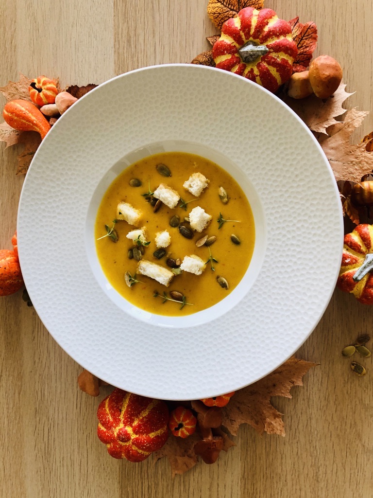 Krémová polievka z pečenej tekvice hokkaido jemne pikantnou chuťou je práve to, čo by vás mohlo potešiť v týchto jesenných, uzimených dňoch a vy si ju radi budete pripravovať každý rok.