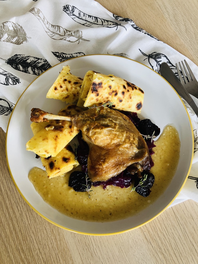 Dnes si urobíme vynikajúce pečené kačacie stehná s červenou kapustou. Môžeme to mať aj ako sviatočné jedlo. A keď je občas príležitosť, tak si radi pochutnáme na tejto úžasnej kombinácii.