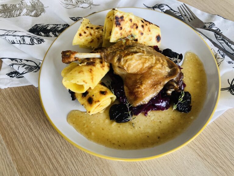 Pečené kačacie stehno s červenou kapustou a lokšou