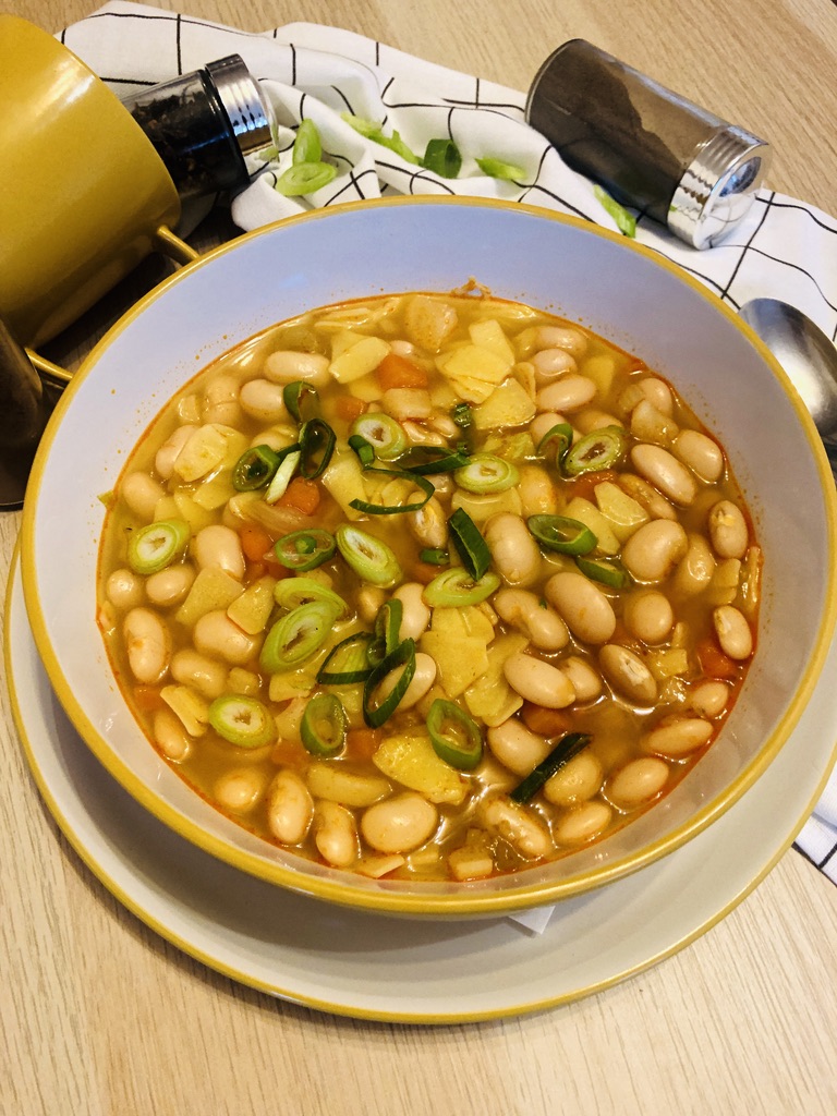 Mám rád polievky, ktoré ma dokážu zasýtiť a zároveň sú veľmi chutné. Jedna z nich je fazuľová polievka s cestovinou. Tieto husté polievky sú skvelé, jednak sú zaujímavé na prípravu a zároveň sa človek niečo naučí.