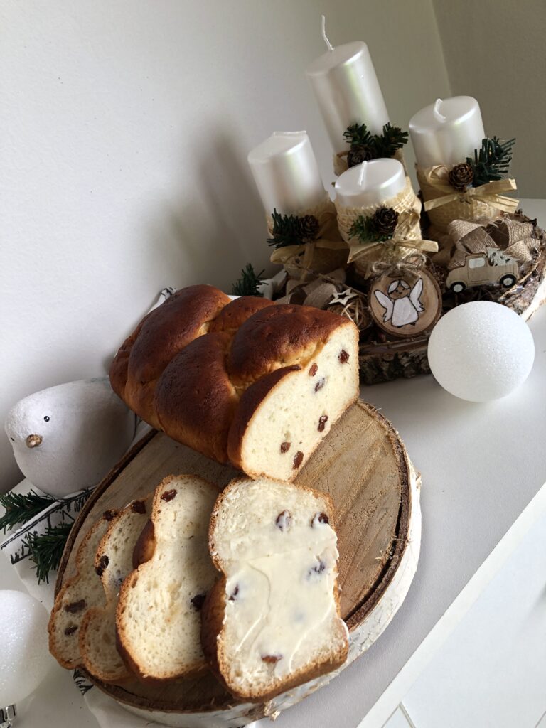 Vonku krásne sneží a vôňa čerstvej, upečenej vianočky sa k tomu dokonale hodí. Necháme ju vychladnúť. S teplým kakaom bude úžasná. Natrieme ju maslom a vianočné chvíle si môžeme vychutnať.