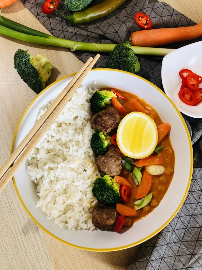 Pozrite sa na tento úžasný recept. Milujem dobré červené kari a keď je ešte pripravené doma a človek si na tom dá fakt záležať, je to proste niečo neskutočné.