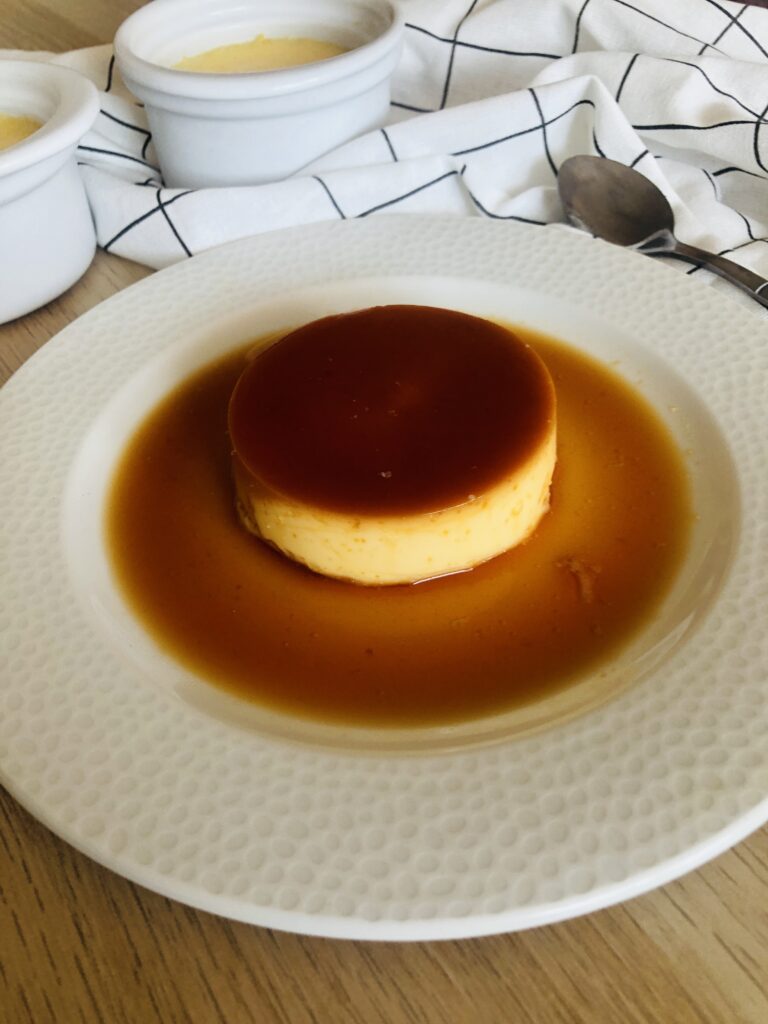 Tento dezert je úplne jednoduchý a zvládne ho každý. Celé toto kúzlo je z len z 5 surovín. Na tanieri vyzerá super, je veľmi chutný, rýchlo hotový a rád robievam Creme caramel