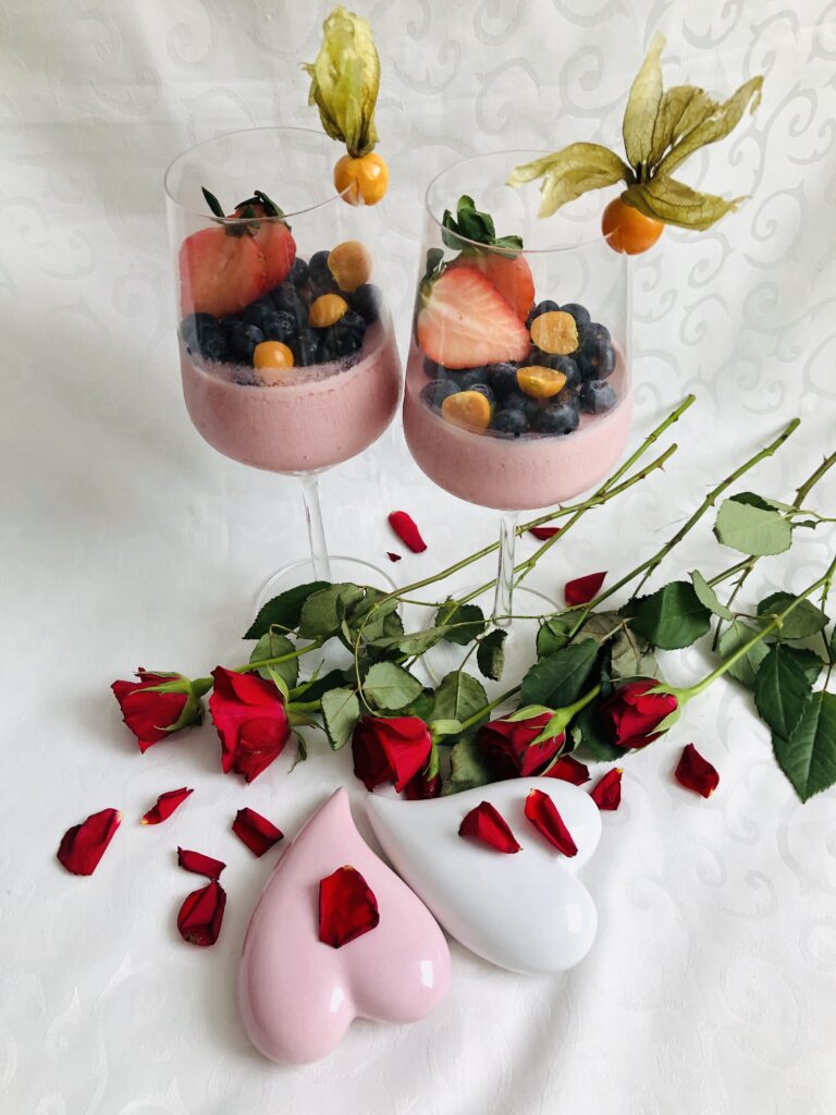 Chystáte sa osláviť Valentína ? Lebo ja áno. Trošku som sa pohral s jahodami, smotanou, čokoládou a pripravil som tieto poháre s jahodovou panna cottou.