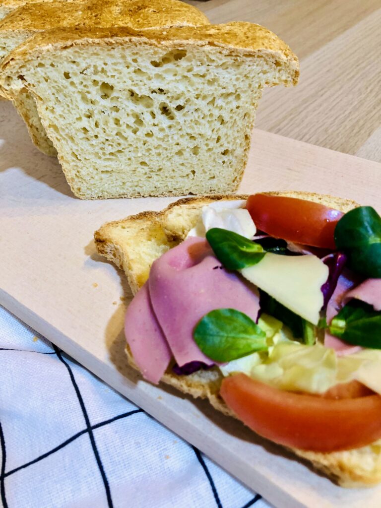 Tentokrát som sa rozhodol pripraviť pre nás bezlepkový toastový chlieb, ale dajú sa z neho pripraviť zaujímavé raňajky.